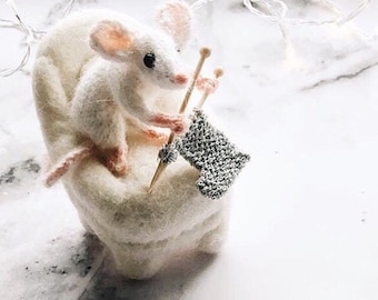 KNITTING PATTERN - White Mouse
