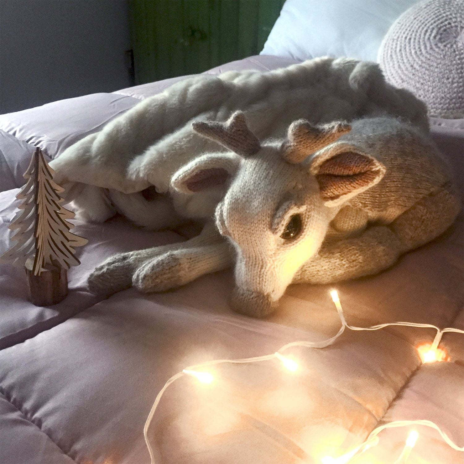 KNITTING PATTERN White Buck