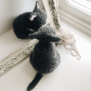 KNITTING PATTERN Pretty Sitting Kitten image 2