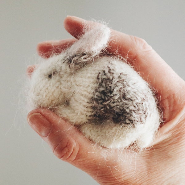 KNITTING PATTERN - Teeny Tiny Bunny