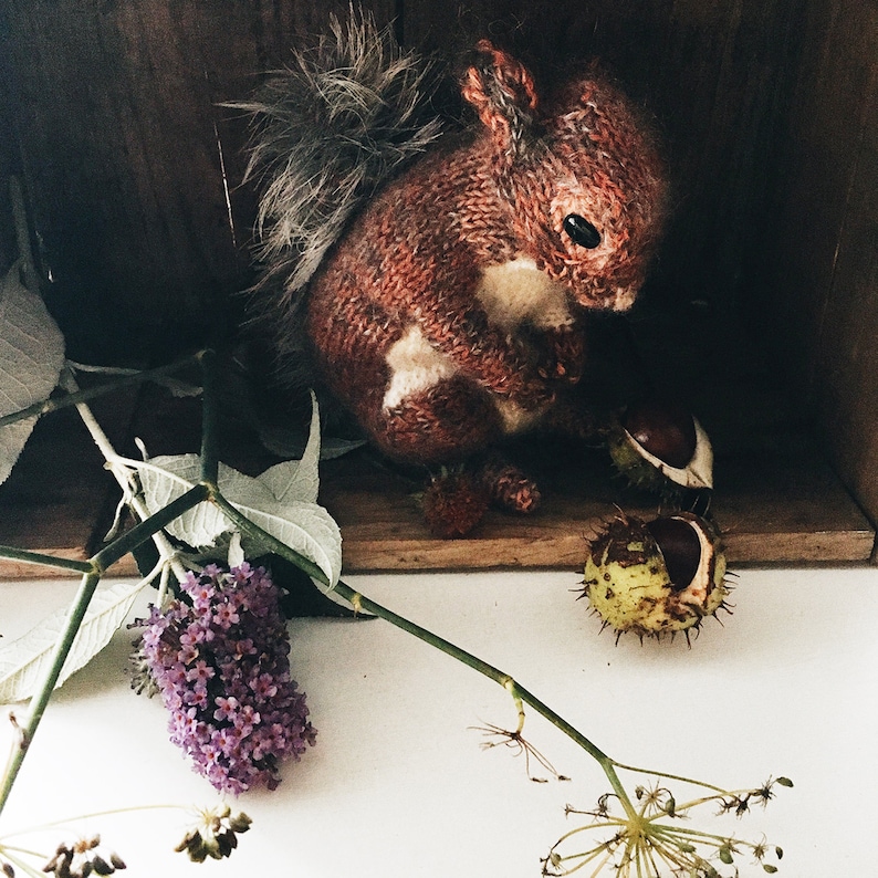 KNITTING PATTERN Red Squirrel image 4