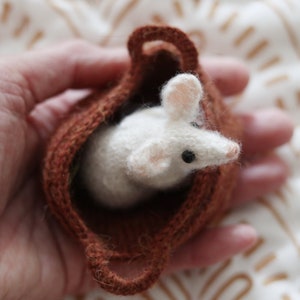 KNITTING PATTERN - White Mouse