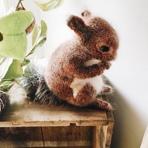 KNITTING PATTERN Red Squirrel image 2