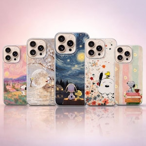 Puede incluir: Cinco fundas para teléfono con diseños de Snoopy. Las fundas presentan varios fondos artísticos, incluyendo una noche estrellada, una luna llena y patrones florales. Cada funda tiene una ilustración diferente de Snoopy.