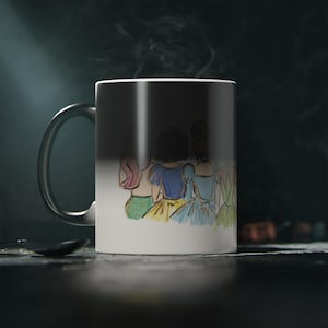 Może przedstawiać: Biały ceramiczny kubek z czarnym uchwytem. Kubek ma zmieniający kolor wzór pięciu postaci z kreskówek w sukienkach. Para unosi się z góry kubka, sugerując gorący napój.