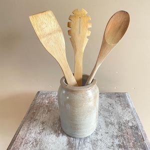 Maceta de gres esmaltado vintage – Maceta para utensilios de cocina – Gres beige hecho a mano – Almacenamiento rústico para la cocina – 14 cm – Maceta para mermelada