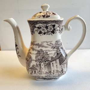 Può includere: Un set di tre tazze in ceramica con finitura opaca e macchiettata. Le tazze sono nei toni del crema, grigio chiaro e grigio scuro. Ogni tazza ha un design semplice e minimalista e un manico arrotondato.