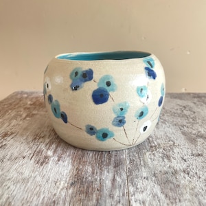 Klein vintage keramisch potje, gesigneerd LB – blauwe en turquoise bloemversiering – handgemaakt geglazuurd potje – kunstkeramiek – suikerpot – houder voor wattenschijfjes