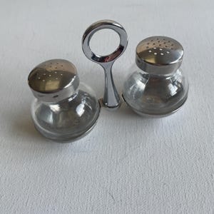 Salière et poivrière vintage WMF — design moderniste en verre et métal argenté, Allemagne années 60–70 Württembergische Metallwarenfabrik