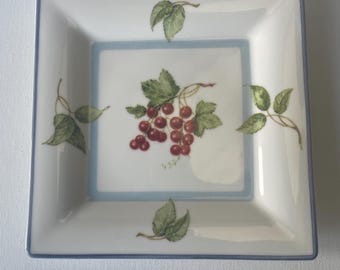 Vintage Villeroy & Boch vierkante schaal - klein rood fruitschaaltje - Cottage serie sieradenschaaltje in landelijke chique stijl porselein, zeldzaam cottagecore.
