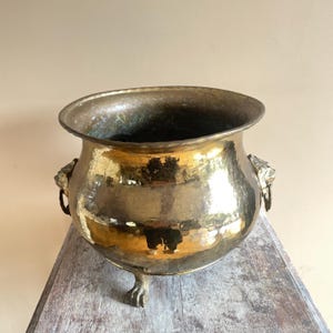 Vintage hamrad mässingspott med treben - mässingspott med lejonhuvud och tassar, rustik chic inredning - Fransk eldstadspott