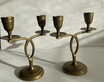 Paire de bougeoirs vintage en laiton — design symétrique — déco art déco / mid-century / table rétro