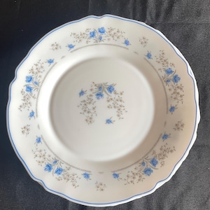 Könnte beinhalten: Rustikales Holzschild mit dem Text "Welcome to our home" in weißer Schrift. Das Schild hat eine Used-Optik und ein schlichtes, einladendes Design, ideal für die Dekoration der Haustür.