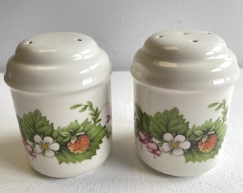 Set di saliera e pepiera Wedgwood Marjolein Bastin, in gres Meakin, con fragole e fiori di fragola - design primaverile vintage.