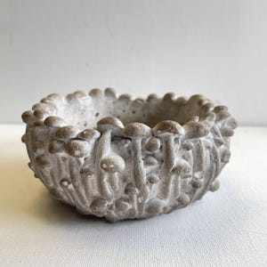 Liten svampkruka i cement - grå ekologisk planteringslåda - skulptural dekor - höstdekor - liten betongblomkruka - fantasifull dekor