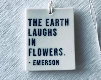 Cita de Emerson • Etiqueta de pared de cerámica • Recordatorio diario • Inspirador • La tierra ríe en flores