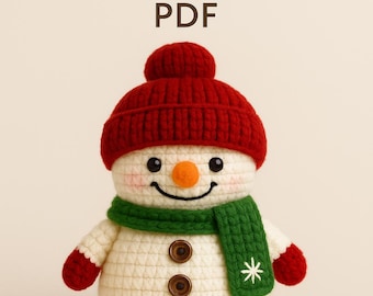 Puede incluir: Un muñeco de nieve tejido a ganchillo con un gorro rojo, una bufanda verde y tres botones marrones. El muñeco de nieve tiene una nariz de zanahoria, ojos negros y una boca sonriente. El texto "CROCHET PATTERN PDF" está en la parte superior.
