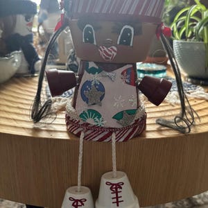 Figura de terracota pintada a mano "Persona en maceta" de decoración navideña