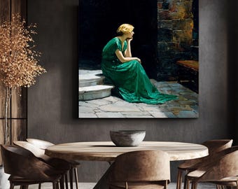 Op de afbeelding: Een ingelijste kunstdruk die een vrouw in een groene jurk toont die op trappen zit. Het kunstwerk heeft een donkere achtergrond en een stenen muur. De print wordt tentoongesteld in een eetkamer met een houten tafel en stoelen.