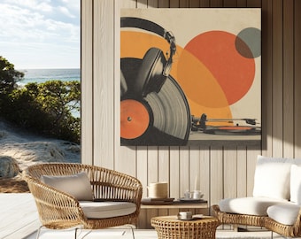 Puede incluir: Una impresión en lienzo con una ilustración de estilo vintage de un disco de vinilo, auriculares y un tocadiscos. La obra de arte incorpora formas geométricas naranjas y grises. La impresión cuelga de una pared de madera, con sillas de mimbre y una pequeña mesa delante.