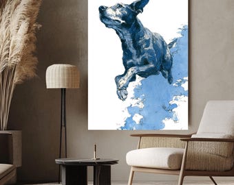 Puede incluir: Una impresión artística en azul y blanco de un perro saltando. El perro está representado en un estilo detallado e ilustrativo, sobre un fondo blanco con formas azules en forma de nube. La obra de arte se exhibe en un entorno interior moderno.