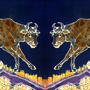 Puede incluir: Dos toros estilizados enfrentados, pintados en tonos azules, marrones y amarillos sobre un fondo azul oscuro. Los toros est&aacute;n en posici&oacute;n de salto, con las patas extendidas y los cuernos apuntando el uno hacia el otro.