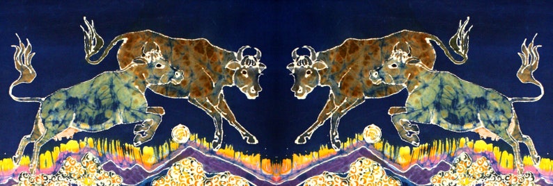 Puede incluir: Dos toros estilizados enfrentados, pintados en tonos azules, marrones y amarillos sobre un fondo azul oscuro. Los toros est&aacute;n en posici&oacute;n de salto, con las patas extendidas y los cuernos apuntando el uno hacia el otro.