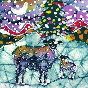 Puede incluir: Obra de arte batik colorida con dos ovejas de dise&ntilde;o caprichoso. Las ovejas son principalmente moradas y naranjas con lunares blancos. El fondo incluye un &aacute;rbol y una luna creciente, con tonos de morado, verde y azul.