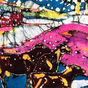 Puede incluir: Impresi&oacute;n art&iacute;stica abstracta que presenta un paisaje vibrante con animales marrones, un edificio rojo y colinas rosas. La obra de arte utiliza una variedad de colores, incluyendo azul, amarillo y blanco, creando una escena &uacute;nica y colorida.