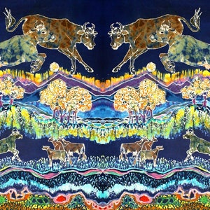 Puede incluir: Una pintura batik que representa un paisaje vibrante con dos vacas marrones saltando sobre una colina, rodeadas de &aacute;rboles y flores coloridos. El fondo es de un azul profundo con un patr&oacute;n de remolino.