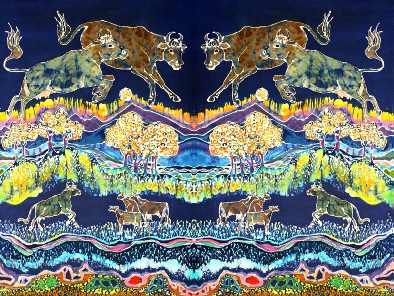 Puede incluir: Una pintura batik que representa un paisaje vibrante con dos vacas marrones saltando sobre una colina, rodeadas de &aacute;rboles y flores coloridos. El fondo es de un azul profundo con un patr&oacute;n de remolino.