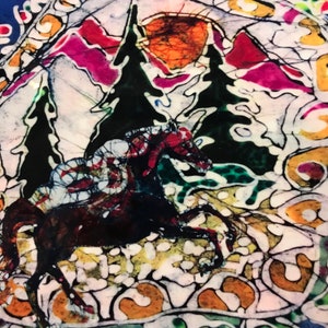 Puede incluir: Una pintura abstracta colorida que representa un caballo corriendo con un fondo de monta&ntilde;a. La obra de arte utiliza una variedad de colores, incluyendo rojo, negro, verde y naranja. El caballo es el punto focal, con una pose din&aacute;mica. El estilo recuerda al batik.