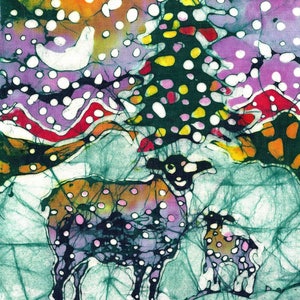 Puede incluir: Una colorida obra de arte batik que representa una escena invernal con dos ovejas y un &aacute;rbol de Navidad. Las ovejas est&aacute;n estampadas con manchas moradas, naranjas y blancas. El &aacute;rbol es verde oscuro con detalles amarillos y rojos, y el fondo presenta un paisaje nevado.