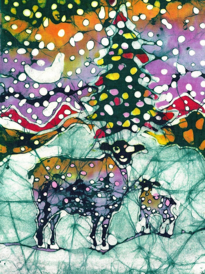 Puede incluir: Una colorida obra de arte batik que representa una escena invernal con dos ovejas y un &aacute;rbol de Navidad. Las ovejas est&aacute;n estampadas con manchas moradas, naranjas y blancas. El &aacute;rbol es verde oscuro con detalles amarillos y rojos, y el fondo presenta un paisaje nevado.