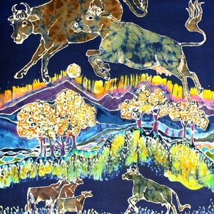 Puede incluir: Una pintura batik que representa cuatro vacas en un campo. Las vacas son marrones, negras y blancas. El campo es verde y amarillo con monta&ntilde;as azules y moradas en el fondo. La pintura est&aacute; hecha en un estilo vibrante con mucho detalle.