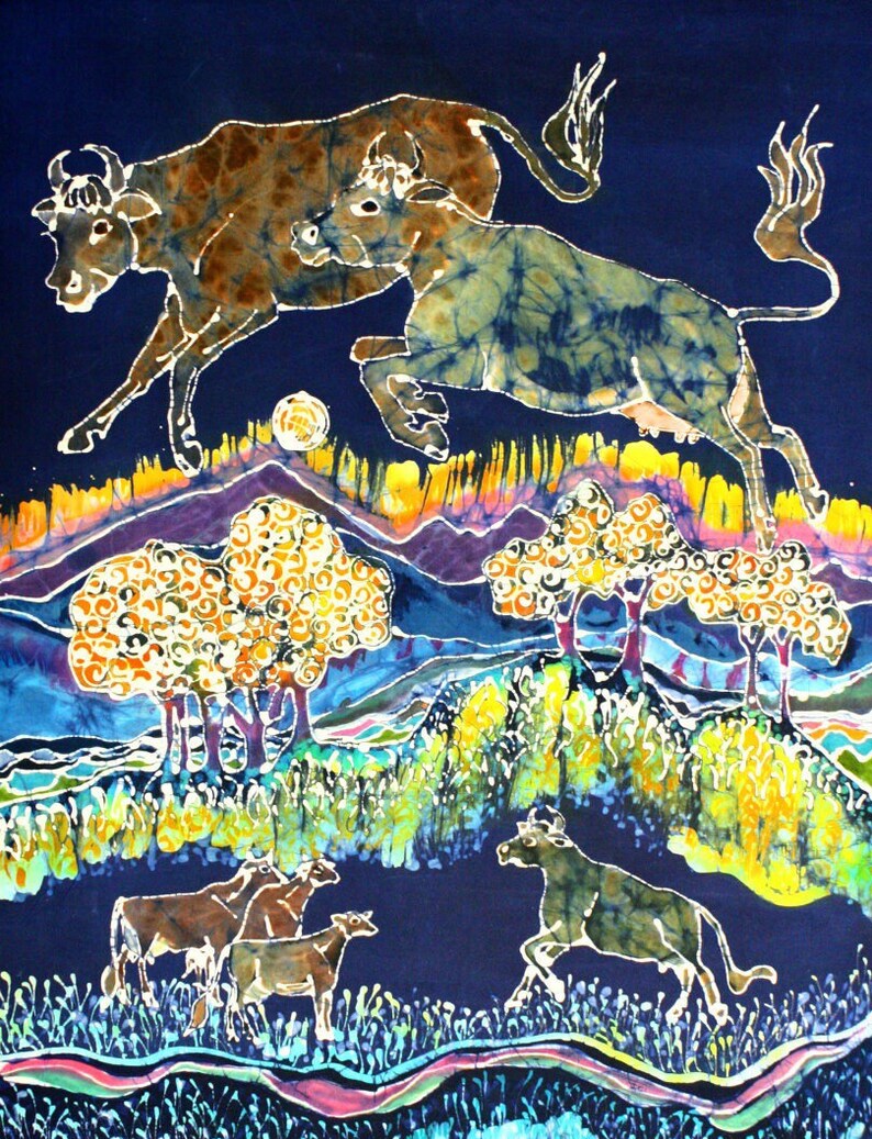Puede incluir: Una pintura batik que representa cuatro vacas en un campo. Las vacas son marrones, negras y blancas. El campo es verde y amarillo con monta&ntilde;as azules y moradas en el fondo. La pintura est&aacute; hecha en un estilo vibrante con mucho detalle.