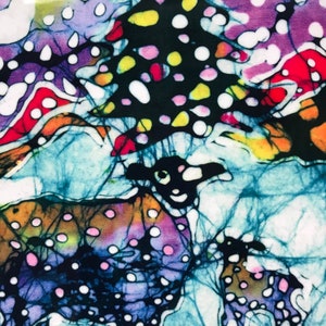 Puede incluir: Impresi&oacute;n art&iacute;stica abstracta con figuras parecidas a ovejas. La obra de arte utiliza una paleta de colores vibrantes de azul, morado, amarillo y rojo, con lunares blancos. El estilo recuerda al batik o al te&ntilde;ido anudado.