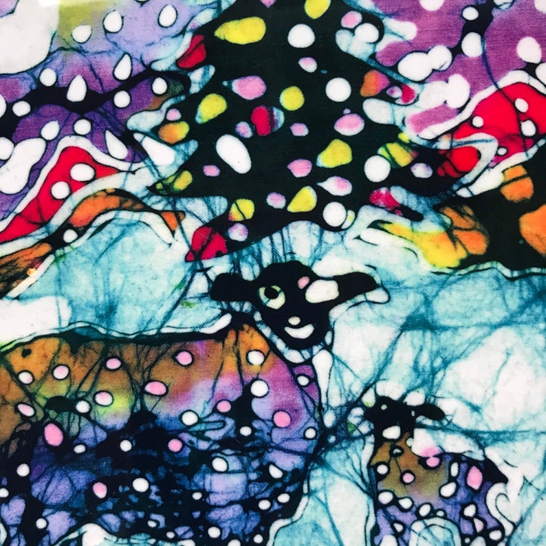 Puede incluir: Impresi&oacute;n art&iacute;stica abstracta con figuras parecidas a ovejas. La obra de arte utiliza una paleta de colores vibrantes de azul, morado, amarillo y rojo, con lunares blancos. El estilo recuerda al batik o al te&ntilde;ido anudado.
