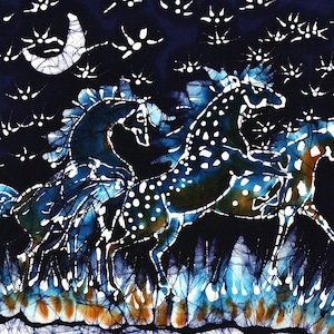 Puede incluir: Una pintura batik representa tres caballos galopando bajo un cielo nocturno. Los caballos son azules con manchas y contornos blancos, sobre un fondo azul oscuro con una luna y formas de estrellas.