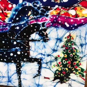 Puede incluir: Pintura abstracta al batik que representa un caballo negro con lunares blancos, un &aacute;rbol de Navidad y un paisaje nevado. La obra utiliza colores azules, rojos y verdes, creando una escena invernal festiva.