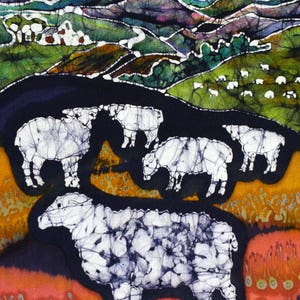 Puede incluir: Una pintura batik que representa un paisaje con colinas onduladas y una manada de ovejas blancas. Las ovejas están en primer plano y las colinas en el fondo. La pintura está hecha en tonos de azul, verde y blanco.