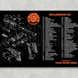 Puede incluir: Alfombrilla de limpieza de armas rectangular negra con un diagrama detallado de un arma de fuego Millennium G2 y sus componentes. Incluye un logotipo de Taurus y espacio para personalización. El texto es en blanco y naranja.