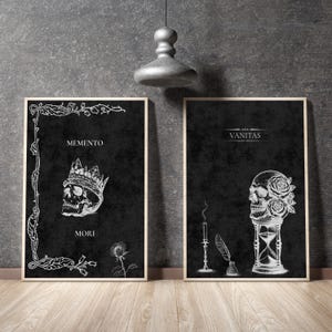 Pode incluir: Duas impressões artísticas emolduradas com tema gótico. Uma apresenta uma caveira com coroa com as palavras "Memento Mori". A outra mostra uma caveira com rosas, uma ampulheta, uma vela e uma pena. Ambas são em preto e branco.
