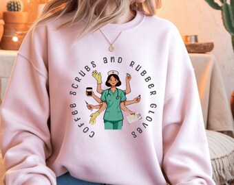 Sudadera de enfermera con estampado de café y uniformes médicos / Sudadera divertida de enfermera con cuello redondo / Camiseta con humor médico / Regalo para trabajadores de la salud / Sudadera para estudiantes de enfermería (RN)
