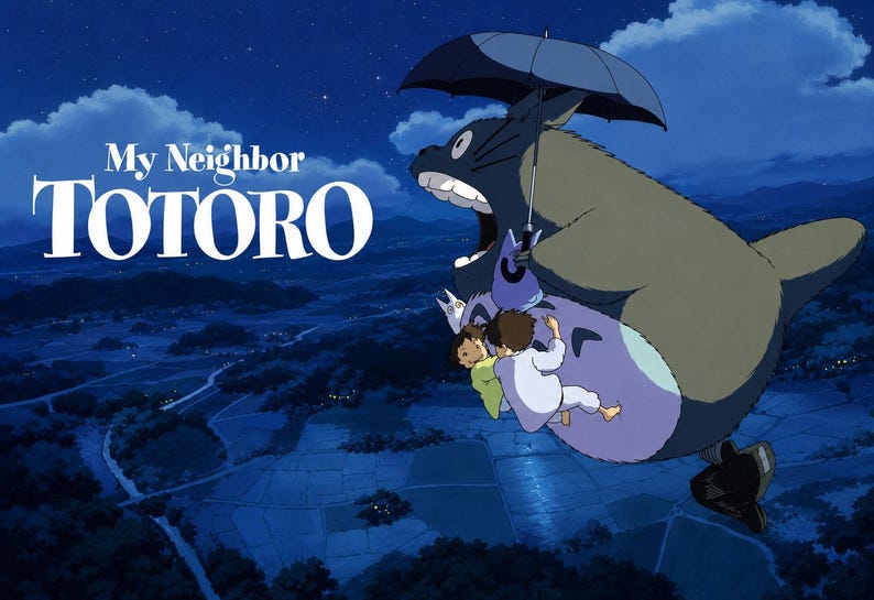 Może przedstawiać: Cyfrowa ilustracja z napisem My Neighbor TOTORO. Wielkie, szare, futrzaste stworzenie z szeroko otwartą buzią trzyma czarny parasol, lecąc nad ciemnoniebieskim krajobrazem. Dwoje małych dzieci trzyma się jego brzucha, obok małego białego stworzenia.