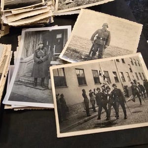 Puede incluir: Una colección de fotografías antiguas en blanco y negro que representan a personal militar en varios entornos. Las imágenes muestran soldados uniformados, algunos con rifles y otros frente a edificios. Las fotografías parecen ser de una época histórica.