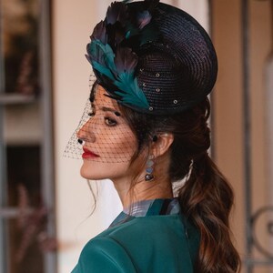 Elegante fascinator Monique: piatto per cappello fatto a mano con piume, gioielli e velo opzionale per occasioni speciali