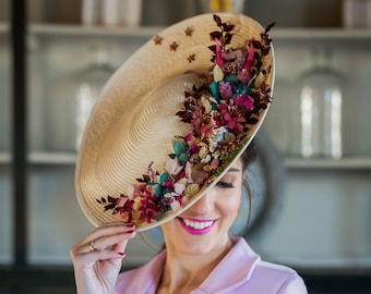 Pamela estilo plato decorado con flores naturales preservadas y piezas metálicas.