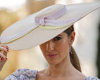 Chapeau d'invité de mariage. Chapeau Royal Ascot. Chapeaux derby pour femmes. Coupe de Melbourne. Coiffes et chapeaux. Artisan. Chapeau soucoupe.