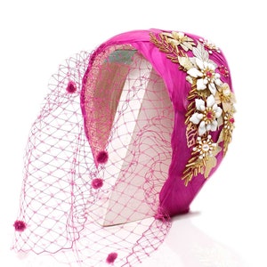 Elegante diadema de plumas con detalles de joyas para bodas y eventos